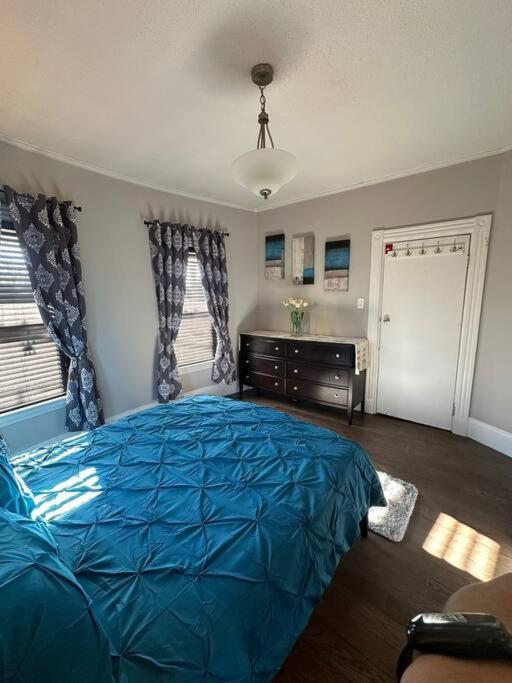 Spacious And Cozy- Near T-Station-Quiet Neighborhood! 몰던 외부 사진