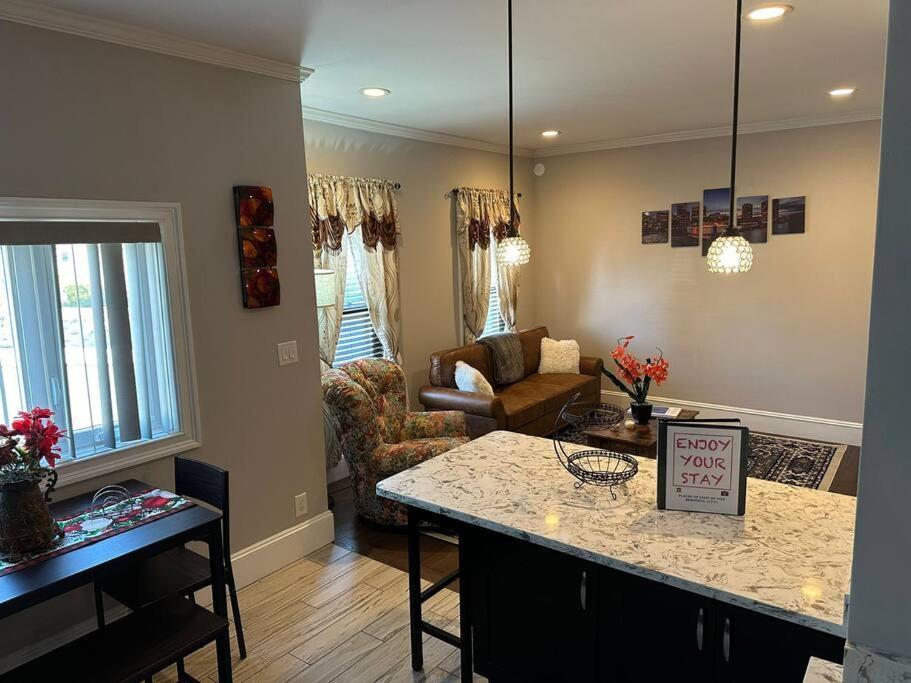 Spacious And Cozy- Near T-Station-Quiet Neighborhood! 몰던 외부 사진